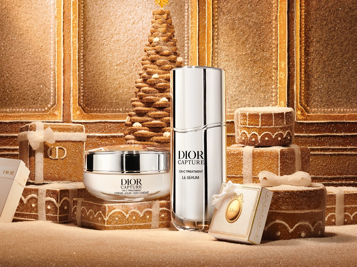 Dior Capture OX-C Treatment Crème Jour Day Crème krukke og Le Sérum flaske, præsenteret på peberkagegaveæsker og et juletræ, dekoreret med glasur og sukker.