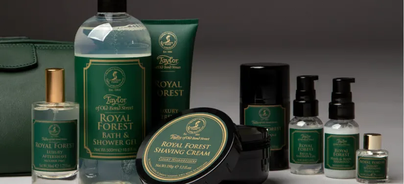 Her ses en masse forskellige Taylor of Old Bond Street produkter i grønne farver. Baggrunden er mørk. 