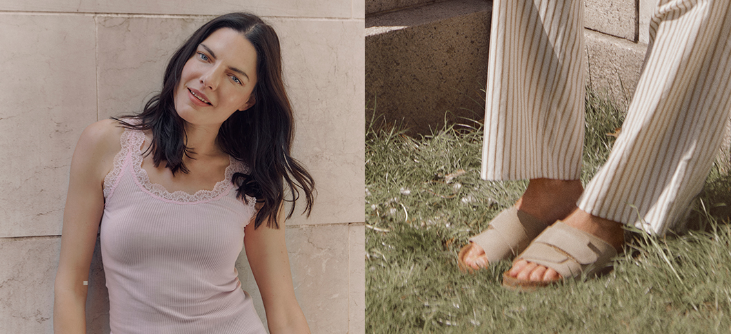Her ses et billede som er delt op i to. På billedets venstre side ses en kvinde iført top fra Rosemunde. På billedets højre side ses et udsnit af ben med bukser og sandaler på en lys baggrund udendørs.