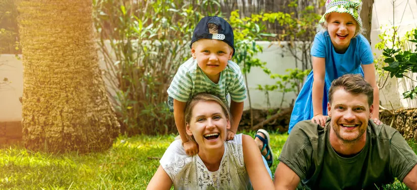Her ses en glad familie i deres have. 