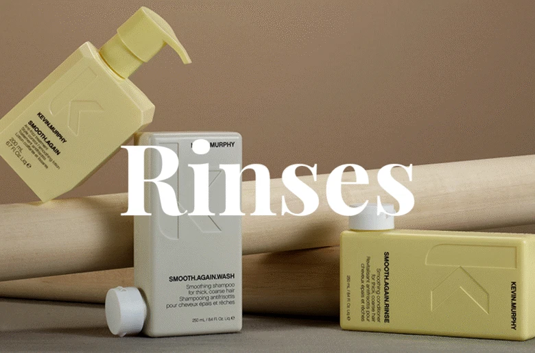 Her ses "Rinses" i hvid foran nogle lyse produkter. 
