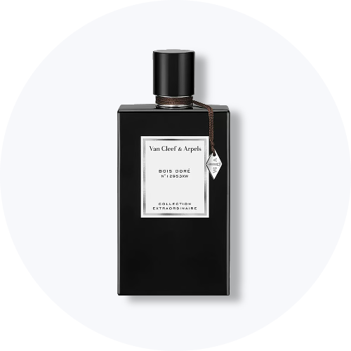Her ses et billede af en parfumeflakon fra Van Cleef & Arpels placeret centralt mod en lys, rund baggrund. På flakonen står teksten “Van Cleef & Arpels” samt “Collection Extraordinaire”. Flakonen er sort med sort låg og sølvfarvet label.