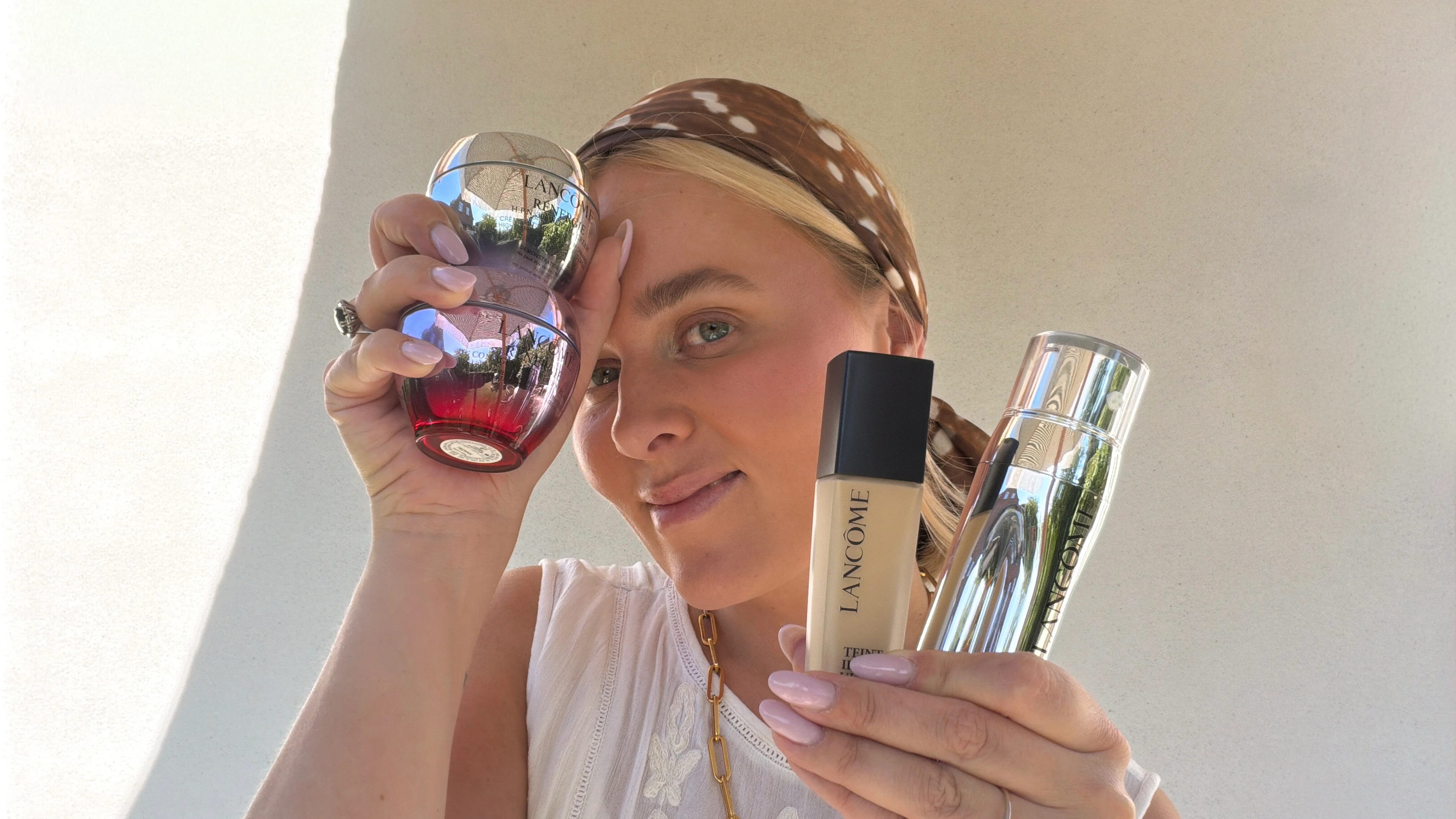 kvinde med fire lancome produkter