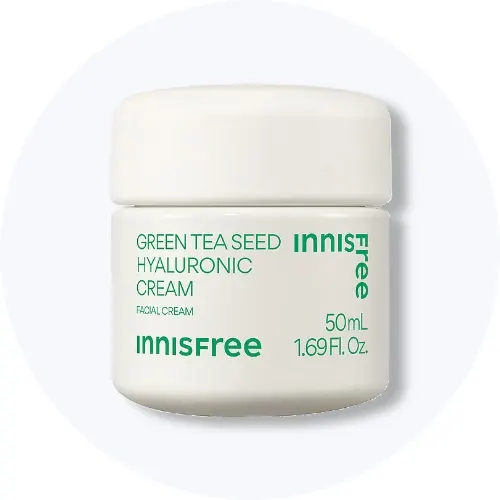 Her ses en Innisfree Green Tea Seed Hyaluronic Cream i en hvid krukke med grøn tekst på en lys baggrund.