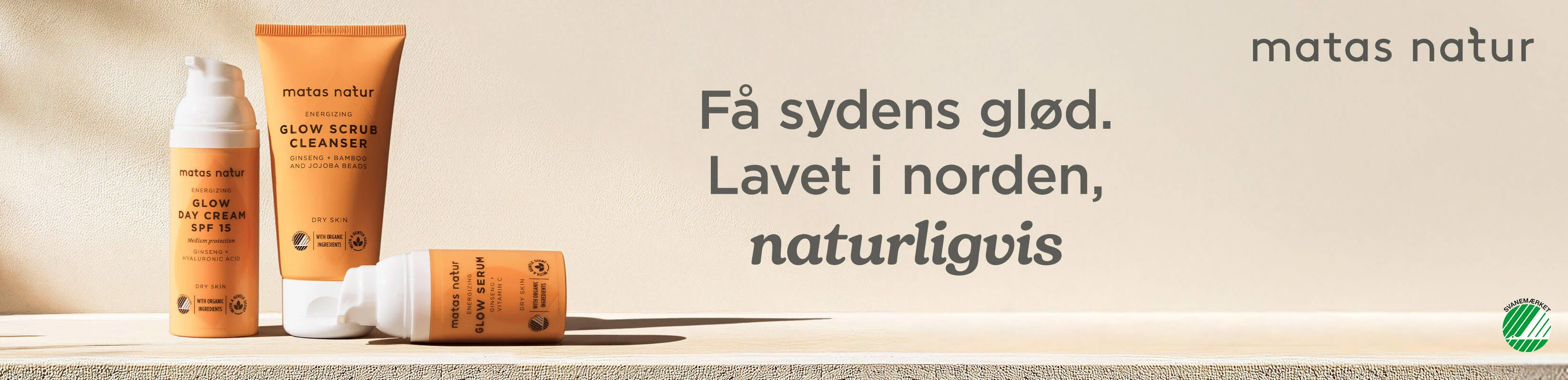 Her ses en beige baggrund. I venstre side ses tre orange og hvide Matas Natur Energizing produkter. I højre side ses matas natur logoet samt svanemærket. I midten ses en mørkegrå tekst.