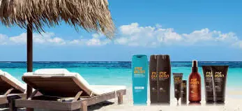 Her ses forskellige produkter på en tropisk strand.