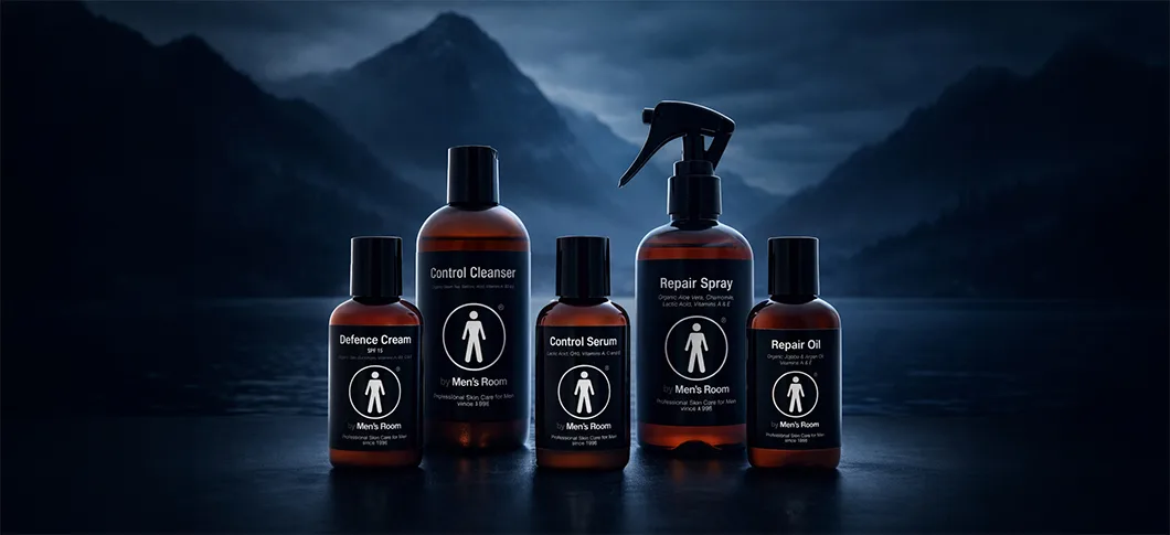 Her ses hudplejeprodukter fra By Men’s Room – cleanser, serum, creme og olie i mørke flasker foran en mørk baggrund med bjerge og vand.
