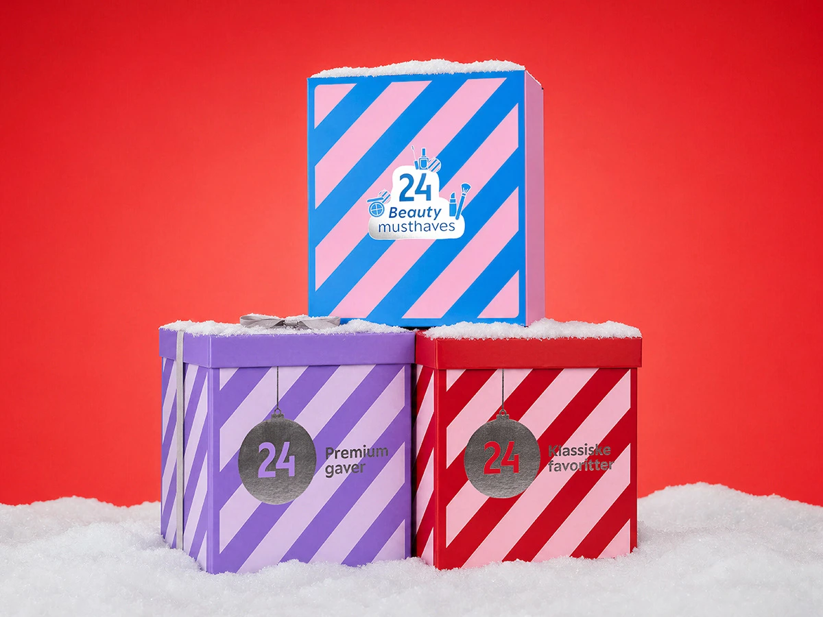 Tre stablede julekalenderbokse i sne: '24 Beauty musthaves', '24 Premium gaver', '24 Klassiske favoritter'.