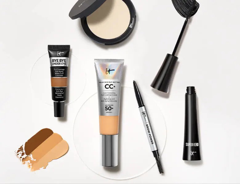 Her ses forskelligt makeup på en hvid baggrund.