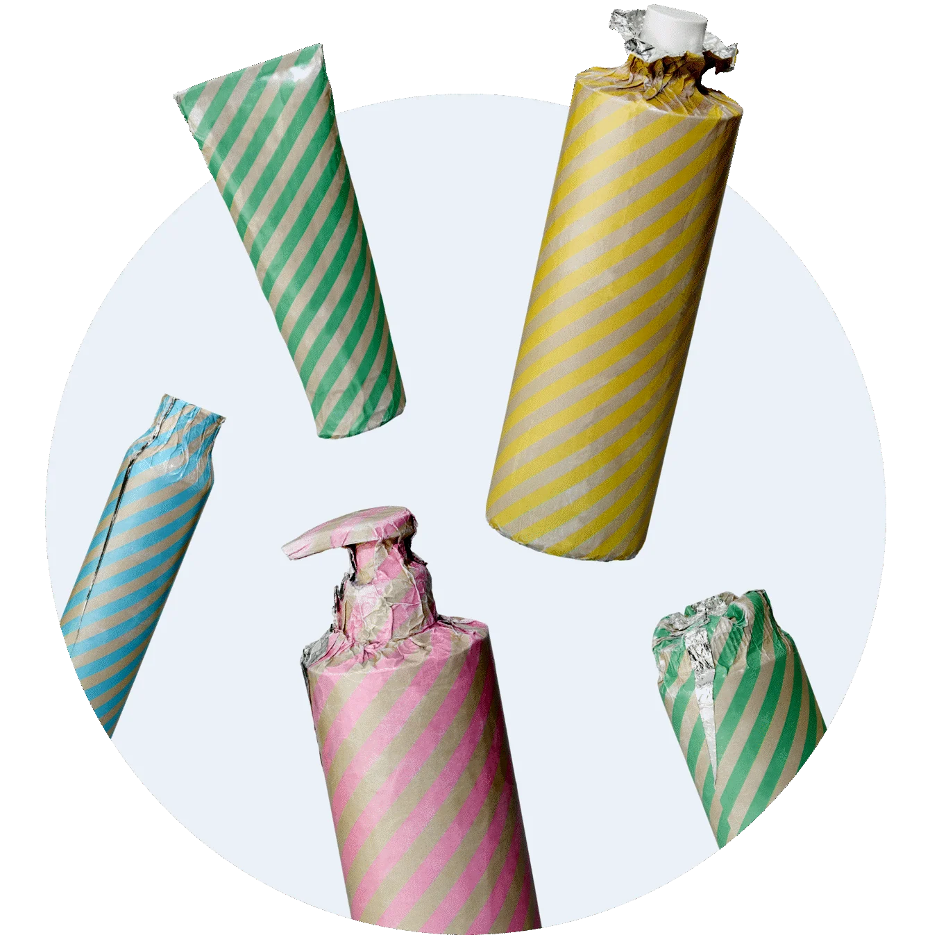 Her ses en lys bobble med nogle produkter pakket ind i stribet papir.
