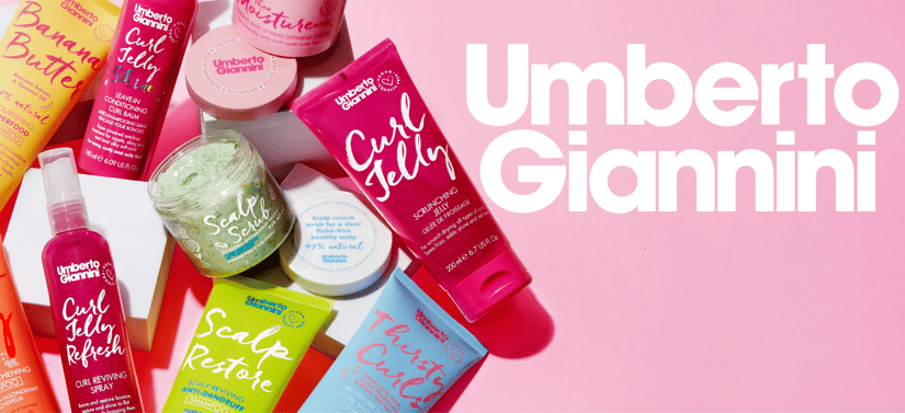 Her ses et billede med flere hårplejeprodukter fra Umberto Giannini placeret samlet mod en lyserød baggrund. På produkterne står blandt andet “Curl Jelly”, “Banana Butter”, “Scalp Restore” og “Thirsty Curls”. Til højre i billedet står teksten “Umberto Giannini”.
