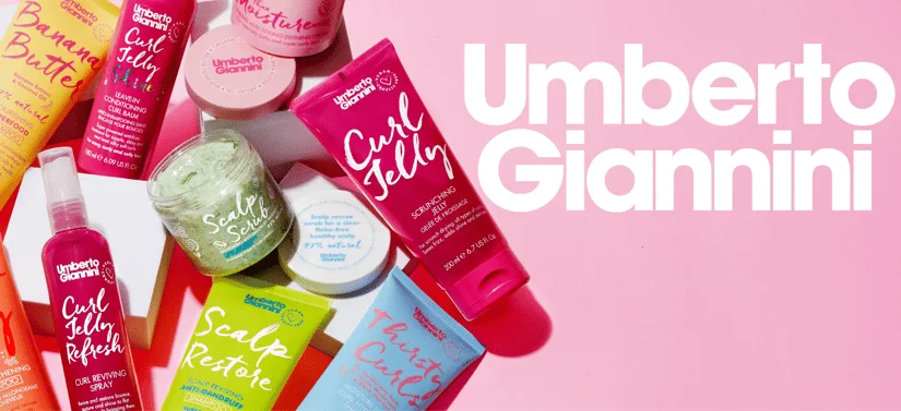 Her ses et billede med flere hårplejeprodukter fra Umberto Giannini placeret samlet mod en lyserød baggrund. På produkterne står blandt andet “Curl Jelly”, “Banana Butter”, “Scalp Restore” og “Thirsty Curls”. Til højre i billedet står teksten “Umberto Giannini”.