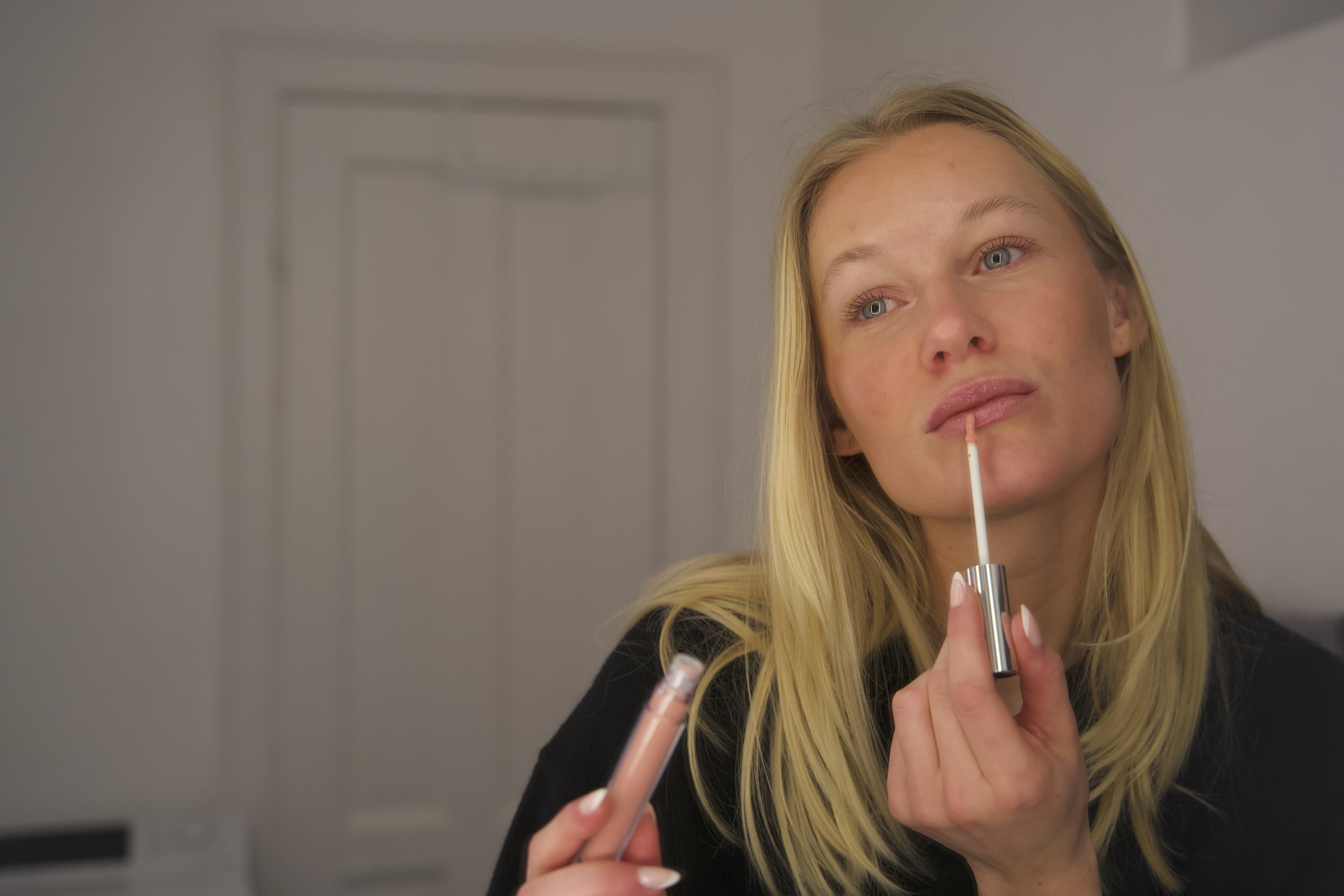 Pige der tager makeup på