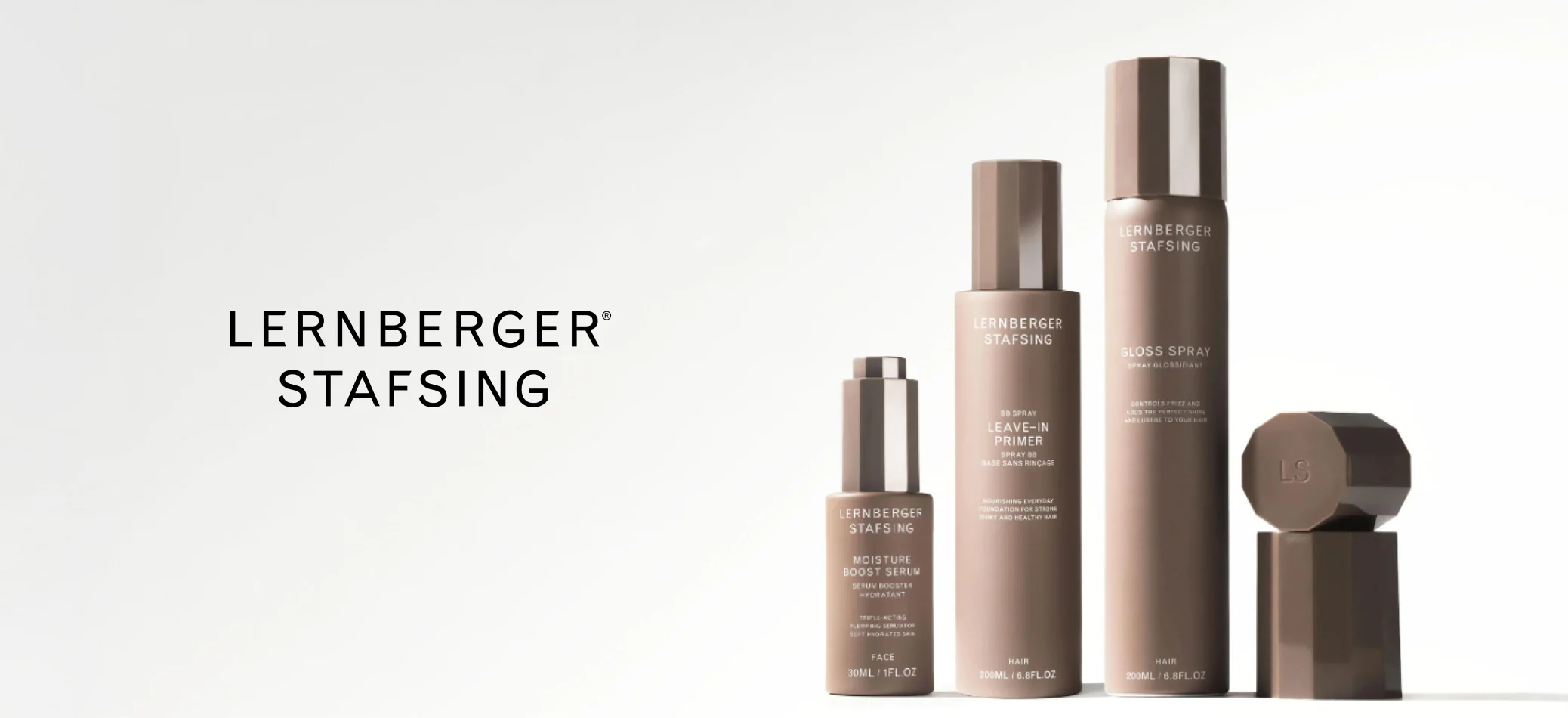 Her ses et udvalg af produkter fra Lernberger Stafsing, blandt andet Moisture Boost Serum, Leave-In Primer og Gloss Spray, mod en lys baggrund. Til venstre står teksten “Lernberger Stafsing”.