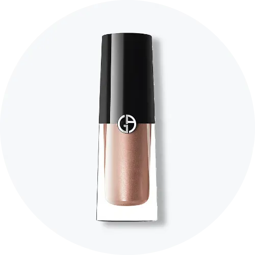 Her ses et Giorgio Armani makeup-produkt i en skinnende rosa-bronze nuance med sort låg og sølvfarvet Armani-logo på forsiden.