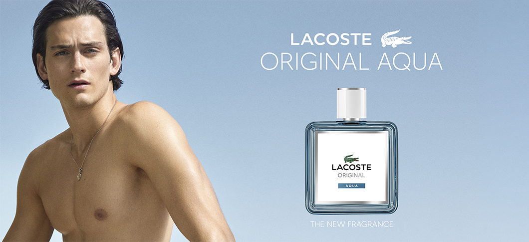 Her ses et billede med en person til venstre mod en blå baggrund samt en parfumeflakon til højre. På billedet står teksten “LACOSTE ORIGINAL AQUA” og “THE NEW FRAGRANCE”. Flakonen har teksten “LACOSTE ORIGINAL AQUA” på fronten.