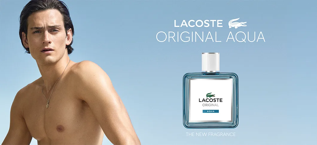 Her ses et billede med en person til venstre mod en blå baggrund samt en parfumeflakon til højre. På billedet står teksten “LACOSTE ORIGINAL AQUA” og “THE NEW FRAGRANCE”. Flakonen har teksten “LACOSTE ORIGINAL AQUA” på fronten.