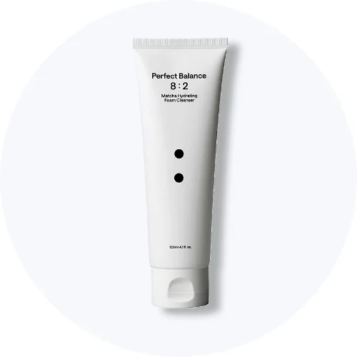 Her ses en B.LAB Perfect Balance 8:2 Matcha Hydrating Foam Cleanser i hvid emballage på en lys baggrund.