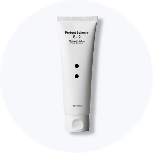 Her ses en B.LAB Perfect Balance 8:2 Matcha Hydrating Foam Cleanser i hvid emballage på en lys baggrund.