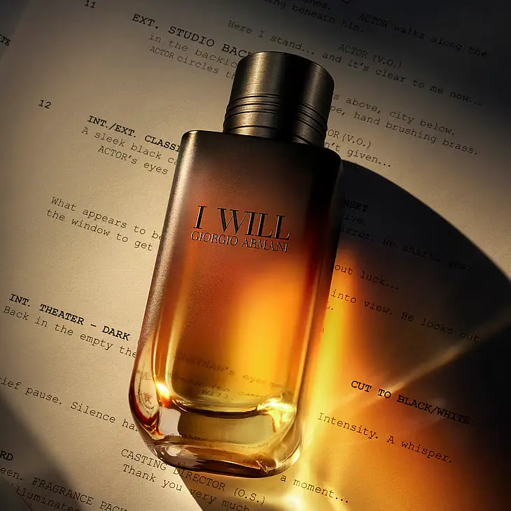 Gylden parfume flaske formet som en guldbarre med teksten '1 MILLION' og 'rabanne' på forsiden.