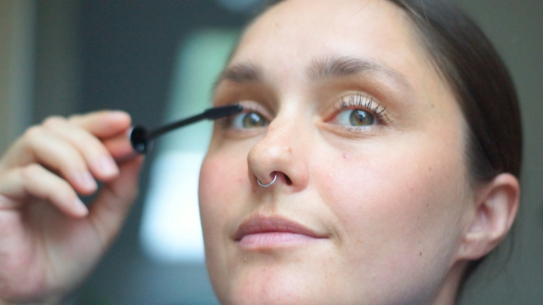 billede af naturlig makeup på ansigt