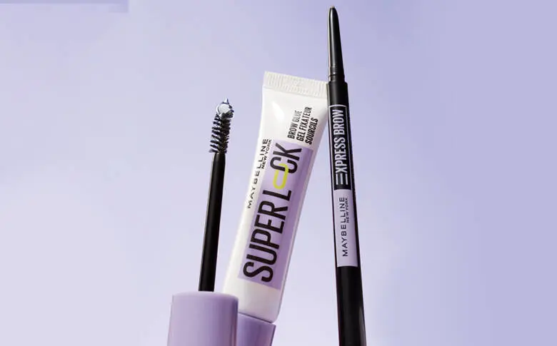 Her ses en lilla baggrund med produkter til øjenbrynene fra Maybelline. 