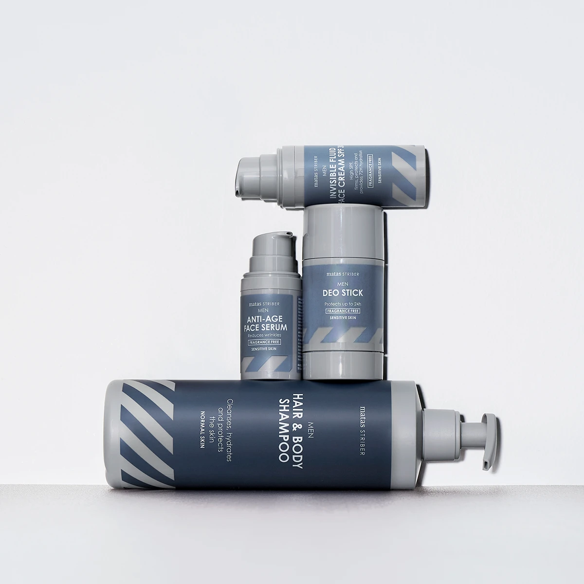 Stabel af Matas Striber Mænds produkter, inklusive shampoo, deodorant, ansigtsserum og ansigtscreme.
