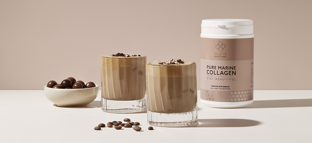 To glas med iskaffe og en Pure marine collagen-beholder.