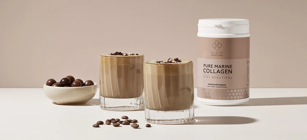 To glas med iskaffe og en Pure marine collagen-beholder.