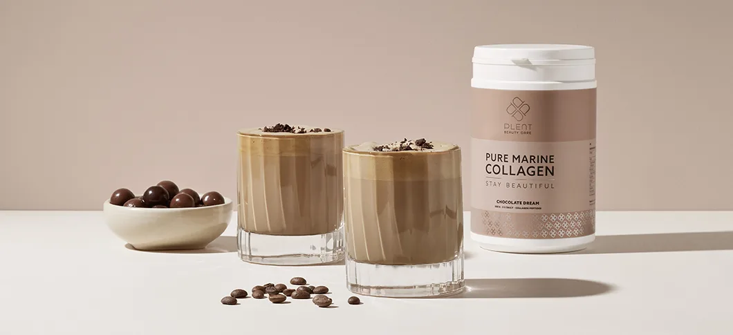 To glas med iskaffe og en Pure marine collagen-beholder.