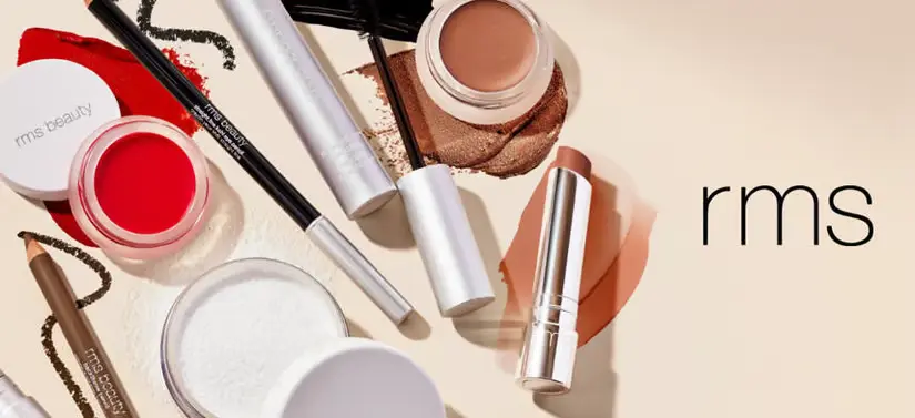 Her ses en beige baggrund med en masse RMS makeup produkter i venstre side. Til højre ses deres logo. 