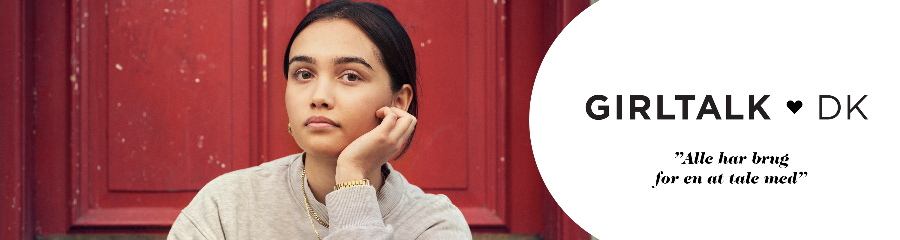 Ung kvinde sidder foran en rød dør med hovedet støttet i hånden. Ved siden af ses GirlTalk DK-logoet og teksten: “Alle har brug for en at tale med”.