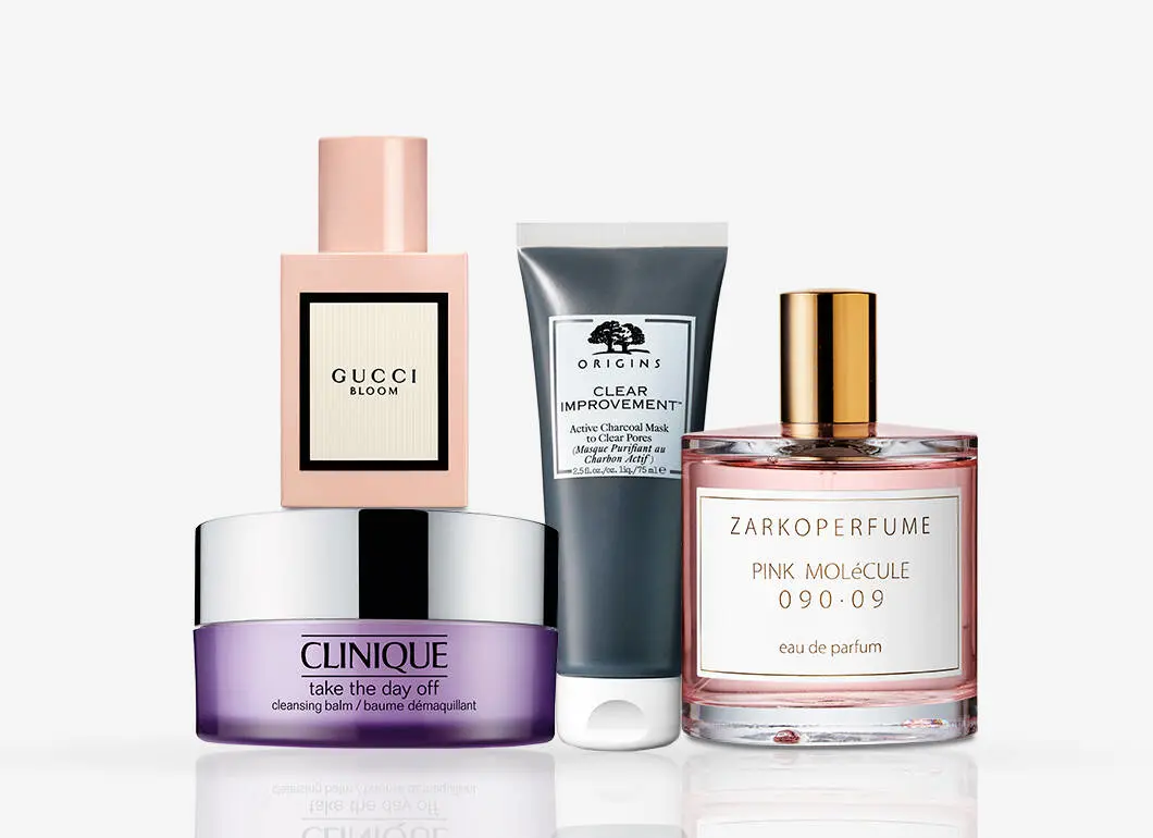 Her ses et udvalg af beautyprodukter fra Gucci, Origins, Clinique og Zarkoperfume. Produkterne omfatter Gucci Bloom, Origins Clear Improvement Active Charcoal Mask, Clinique Take The Day Off Cleansing Balm og Zarkoperfume Pink Molécule 090.09 Eau de Parfum, arrangeret samlet mod en lys baggrund.