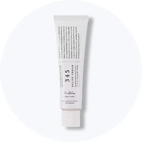 Her ses en Dr. Althea 345 Relief Cream i hvid emballage på en lys baggrund.