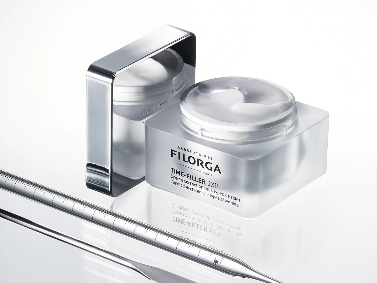 Filorga Time-Filler 5XP rynkecreme i en mat hvid krukke med låg og metallisk applikator.