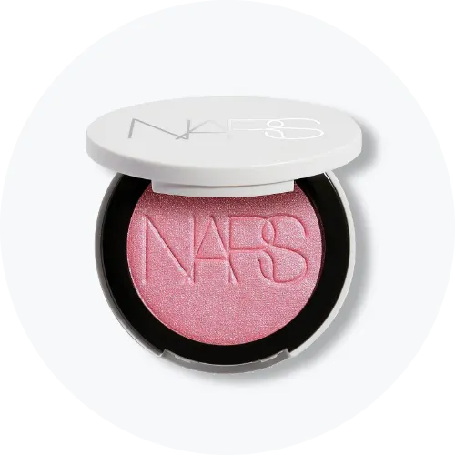 Her ses en pink blush fra NARS.