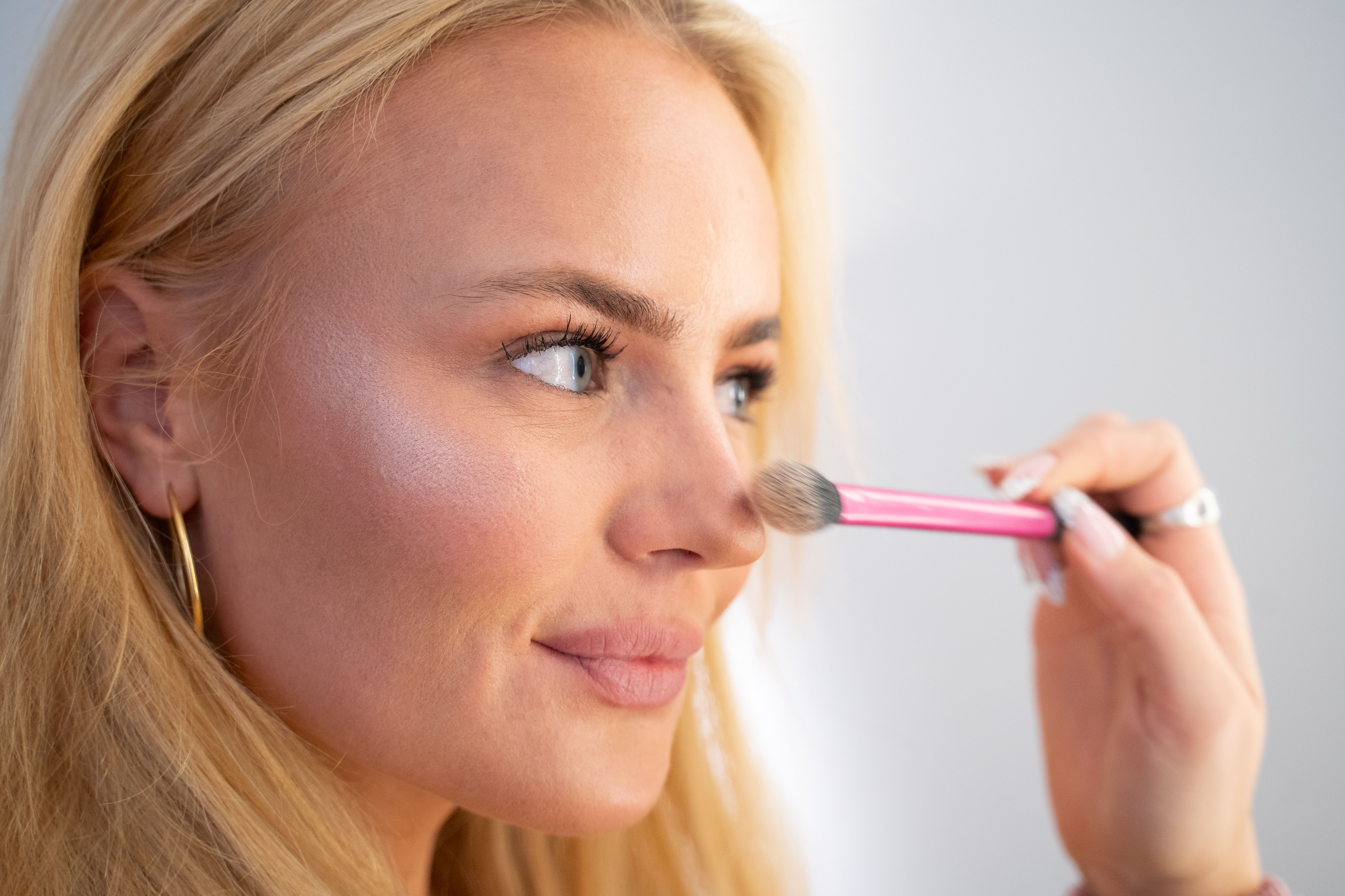 Kvinder tager makeup på