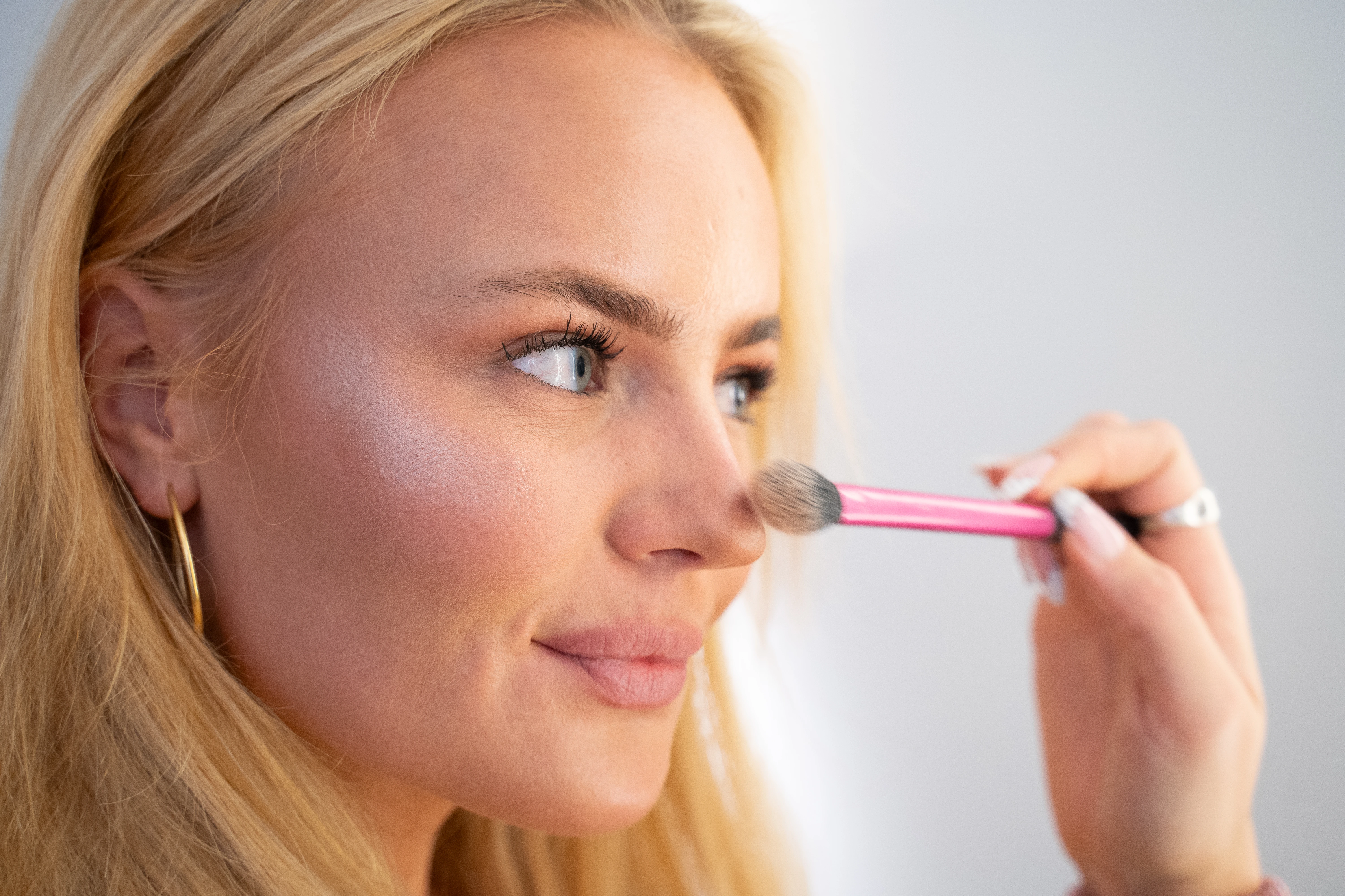 Kvinder tager makeup på