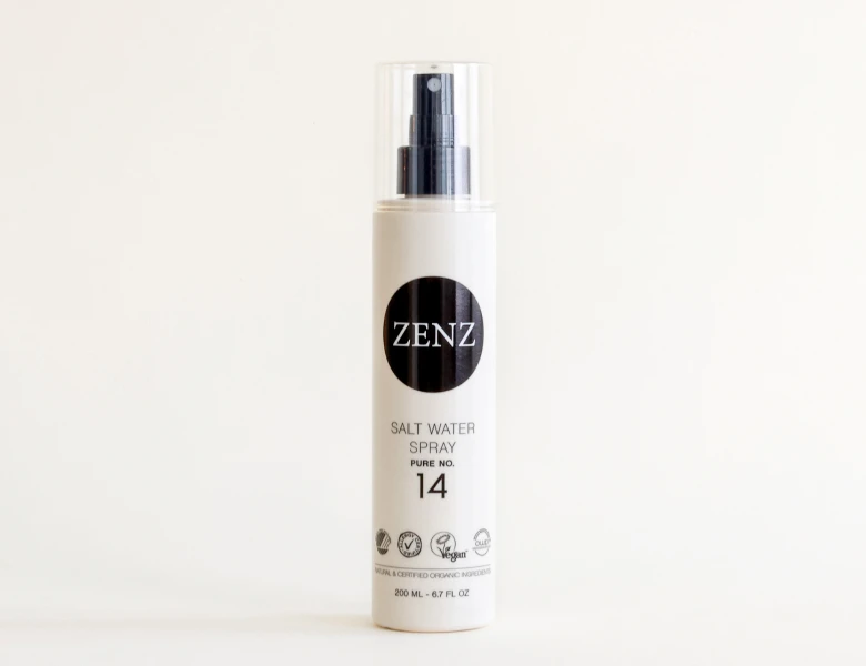Her ses en ZENZ salt water spray i en lys flaske med pumpe på en lys baggrund.