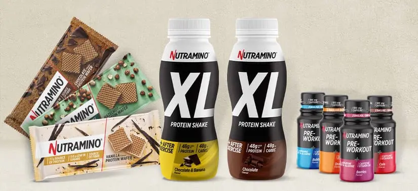 Her ses en lysegrå baggrund Nutramino barer 3 stk. til venstre, to XL shakes i midten og 4 Pre work out shots til højre