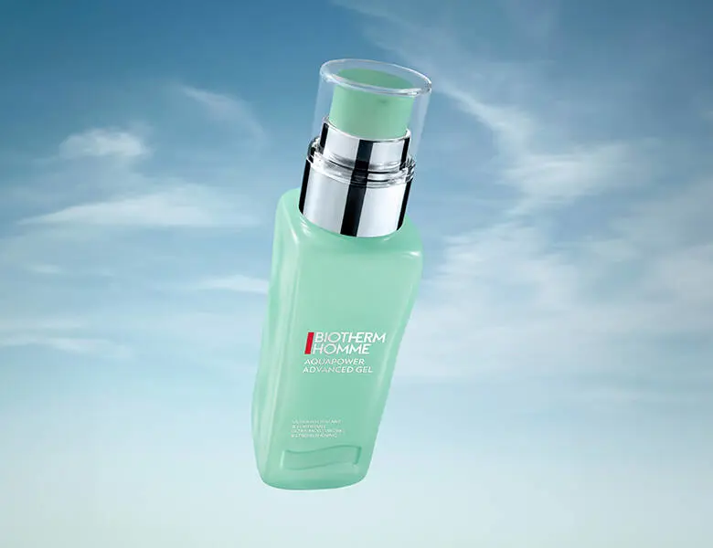 Her ses et grønt Biotherm produkt svæve rundt på en blå himmel.