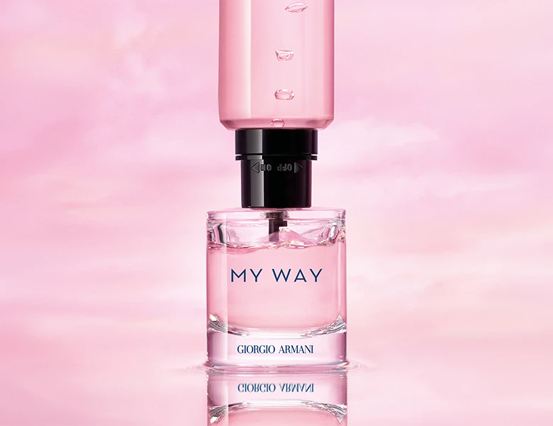 Her ses Giorgio Armani My Way-parfumen med refillflakon på en lyserød baggrund.
