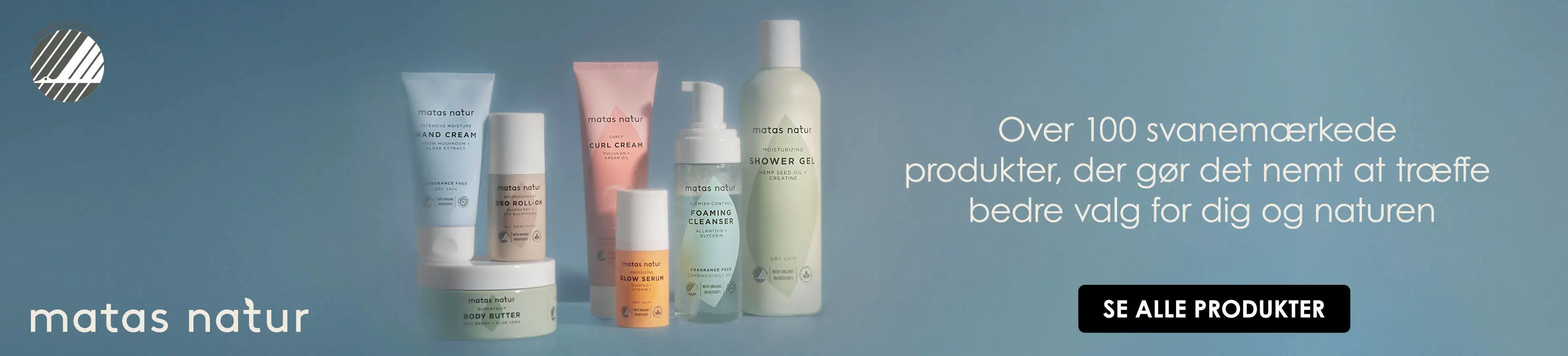 Banner fra Matas Natur med flere hud- og kropsplejeprodukter samlet mod en blå baggrund. Tekst: ‘Over 100 svanemærkede produkter, der gør det nemt at træffe bedre valg for dig og naturen’. Nederst er en knap med teksten ‘Se alle produkter’.