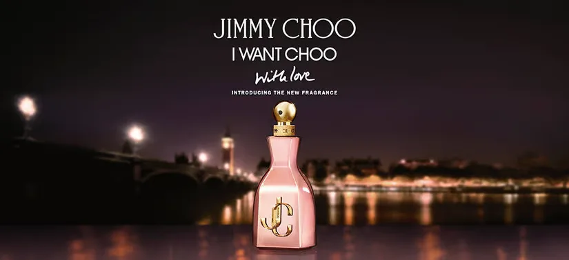 Her ses en mørk baggrund med et lyserødt Jimmy Choo produkt i midten og deres logo i hvidt for oven.
