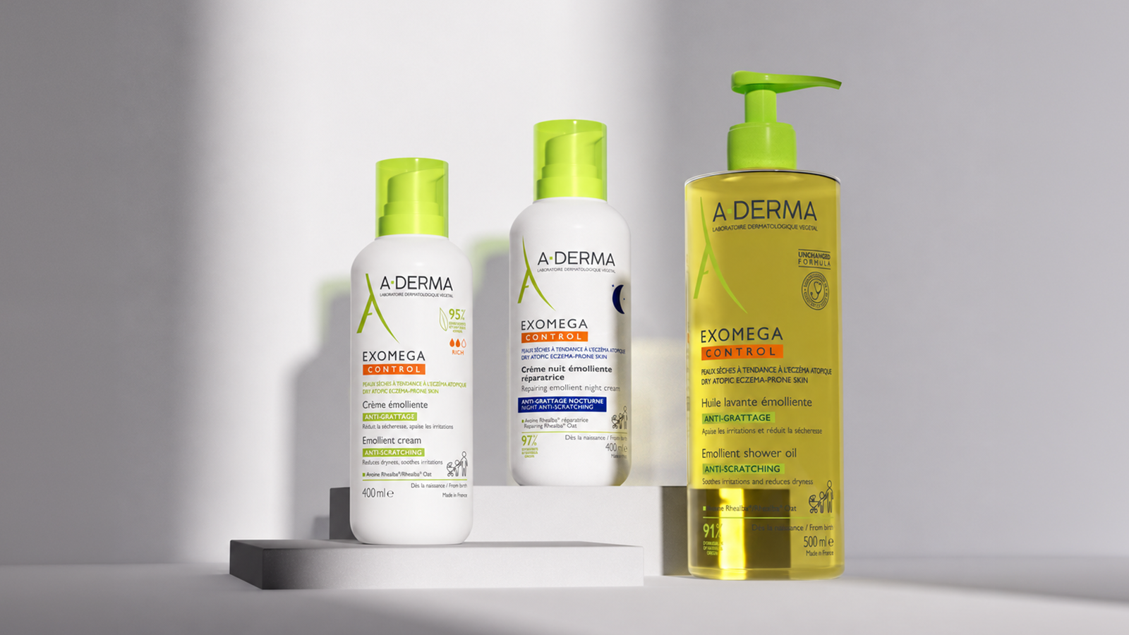 Tre A-Derma Exomega Control produkter: en blødgørende creme, en natcreme og en bruseolie til tør, atopisk hud.