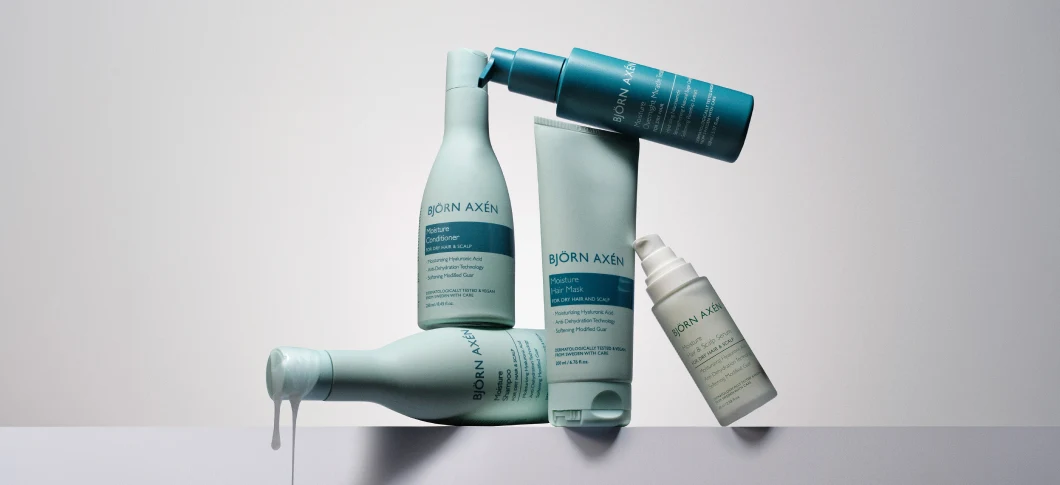 Udvalg af Björn Axén Moisture hårplejeprodukter, herunder shampoo, balsam, hårmaske, serum og hårolie, vist dynamisk.