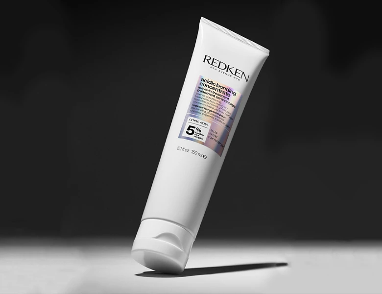 Hvid tube med Redken Acidic Bonding Concentrate leave-in behandling, 150 ml, med Citric Acid+ 5% Bonding Care Complex.