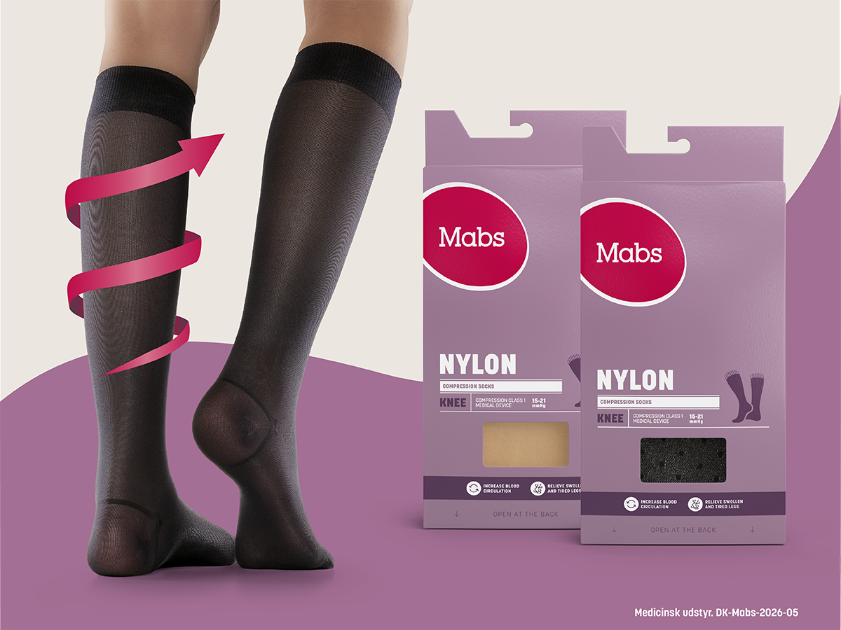 Mabs sorte nylon knækompressionsstrømper og produktpakker, der viser øget cirkulation og lindring af trætte ben.