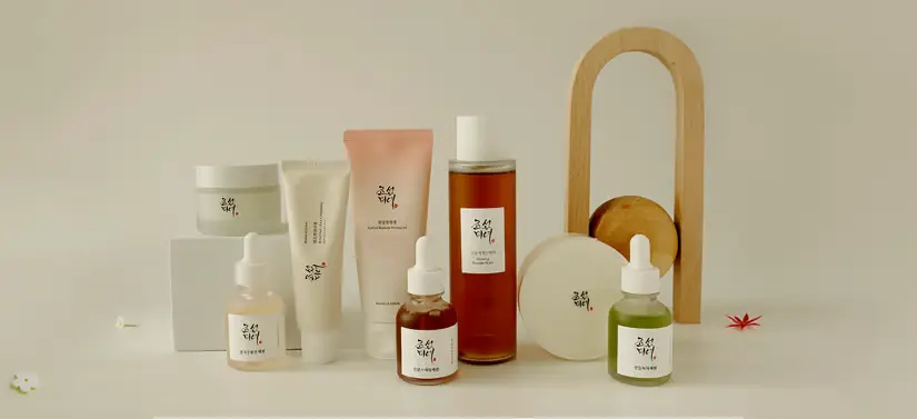 Her ses en lys og sart grøn baggrund med en masse forskellige produkter.