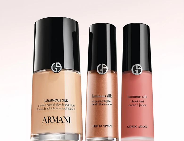 Her ses Giorgio Armani Luminous Silk foundation, highlighter og blush på en lys baggrund.
